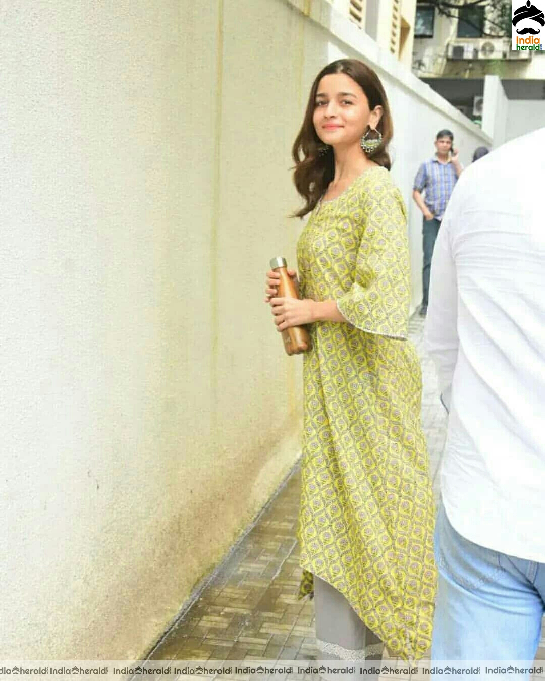 Cute Alia Bhatt Spotted At Mahesh Bhatt Office