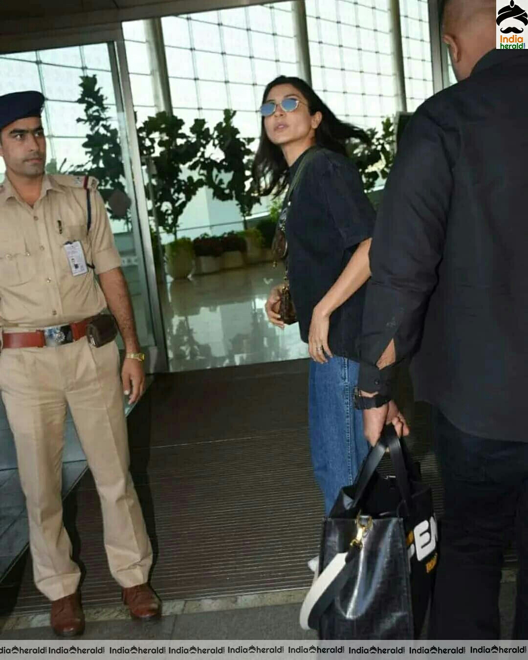 Cute Anushka Sharma Spotted At Mumbai Airport