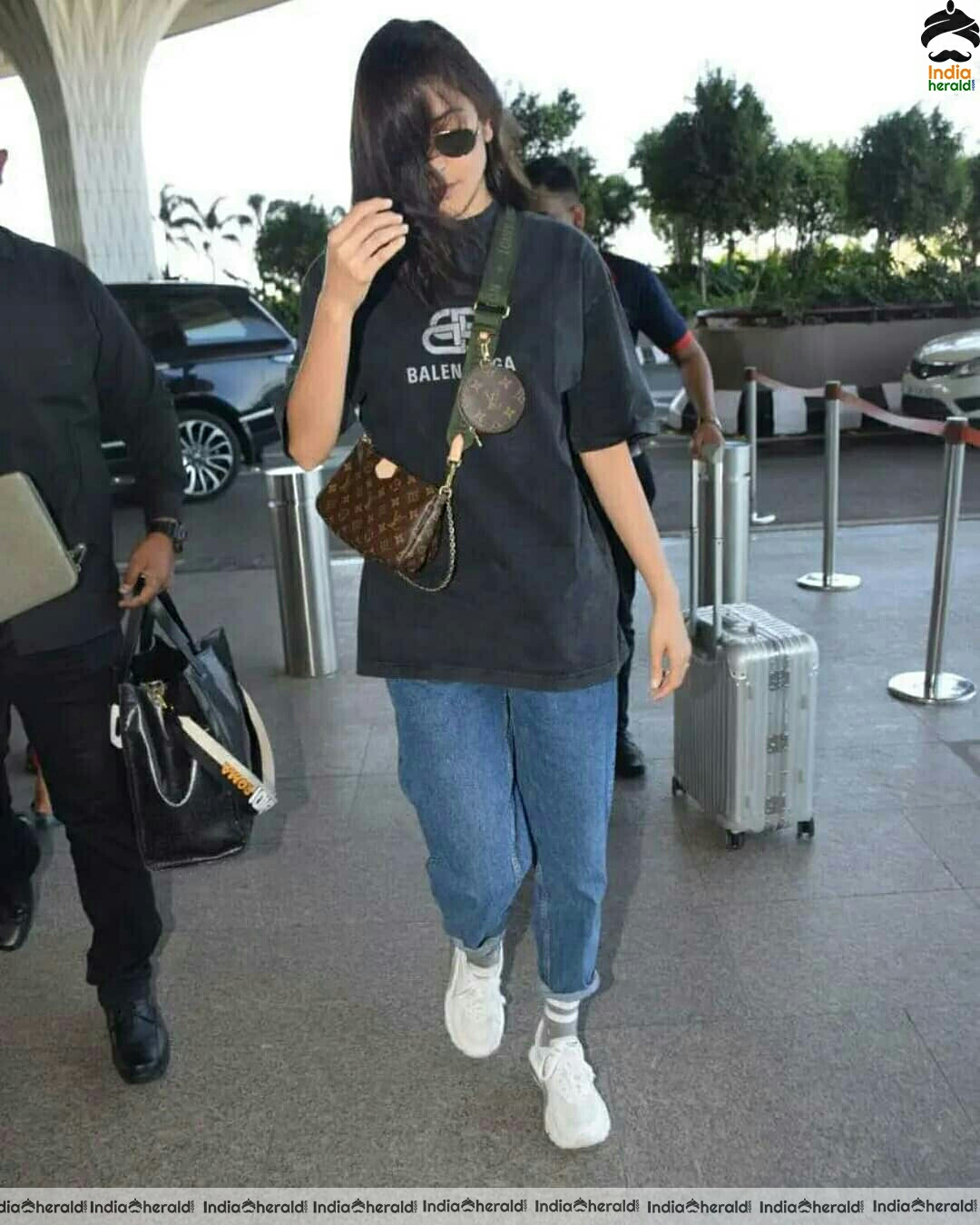 Cute Anushka Sharma Spotted At Mumbai Airport