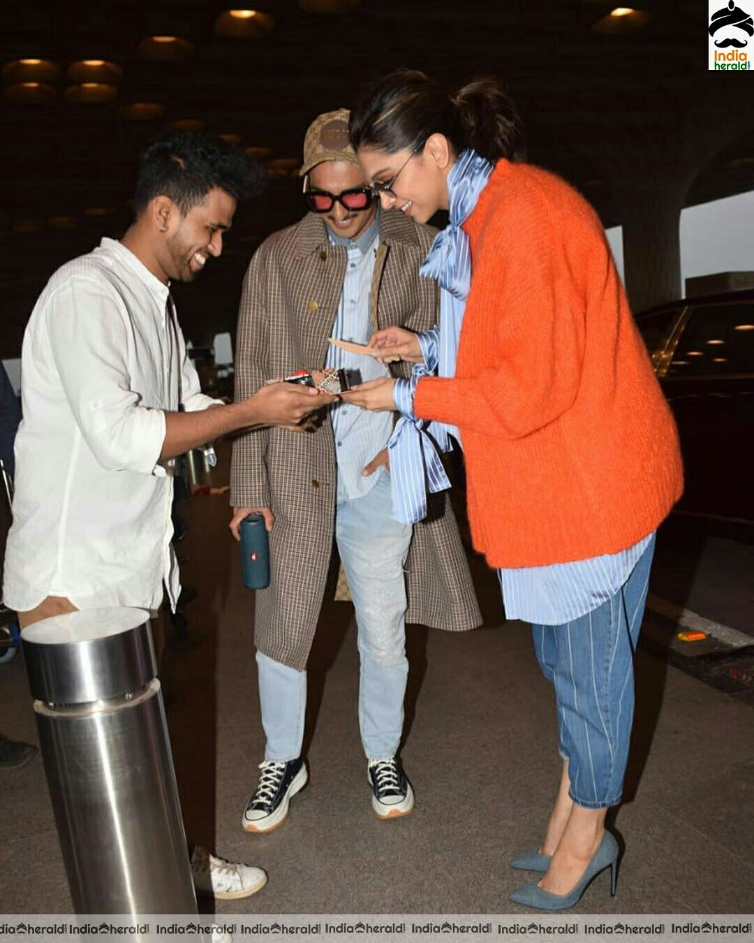 Cute Deepika padukone Cuts the Cake Brought By Photographer At Airport