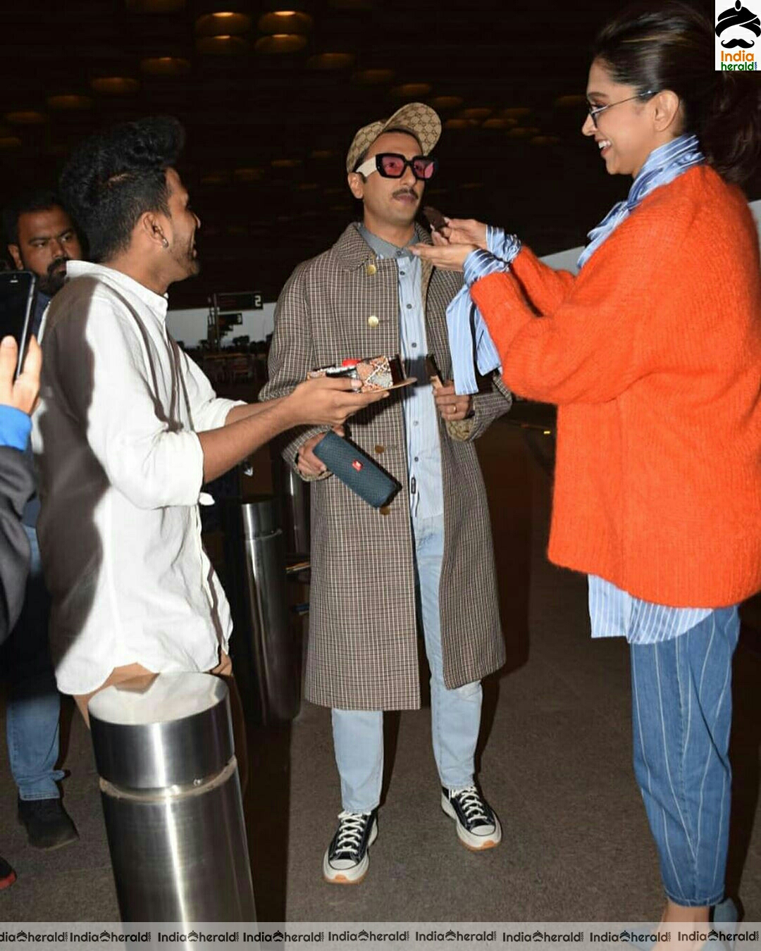 Cute Deepika padukone Cuts the Cake Brought By Photographer At Airport