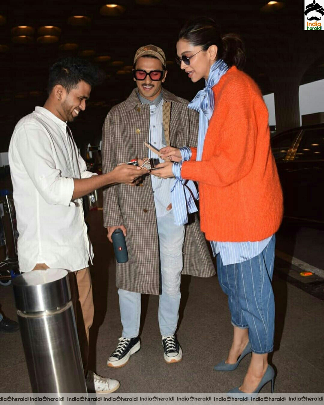 Cute Deepika padukone Cuts the Cake Brought By Photographer At Airport