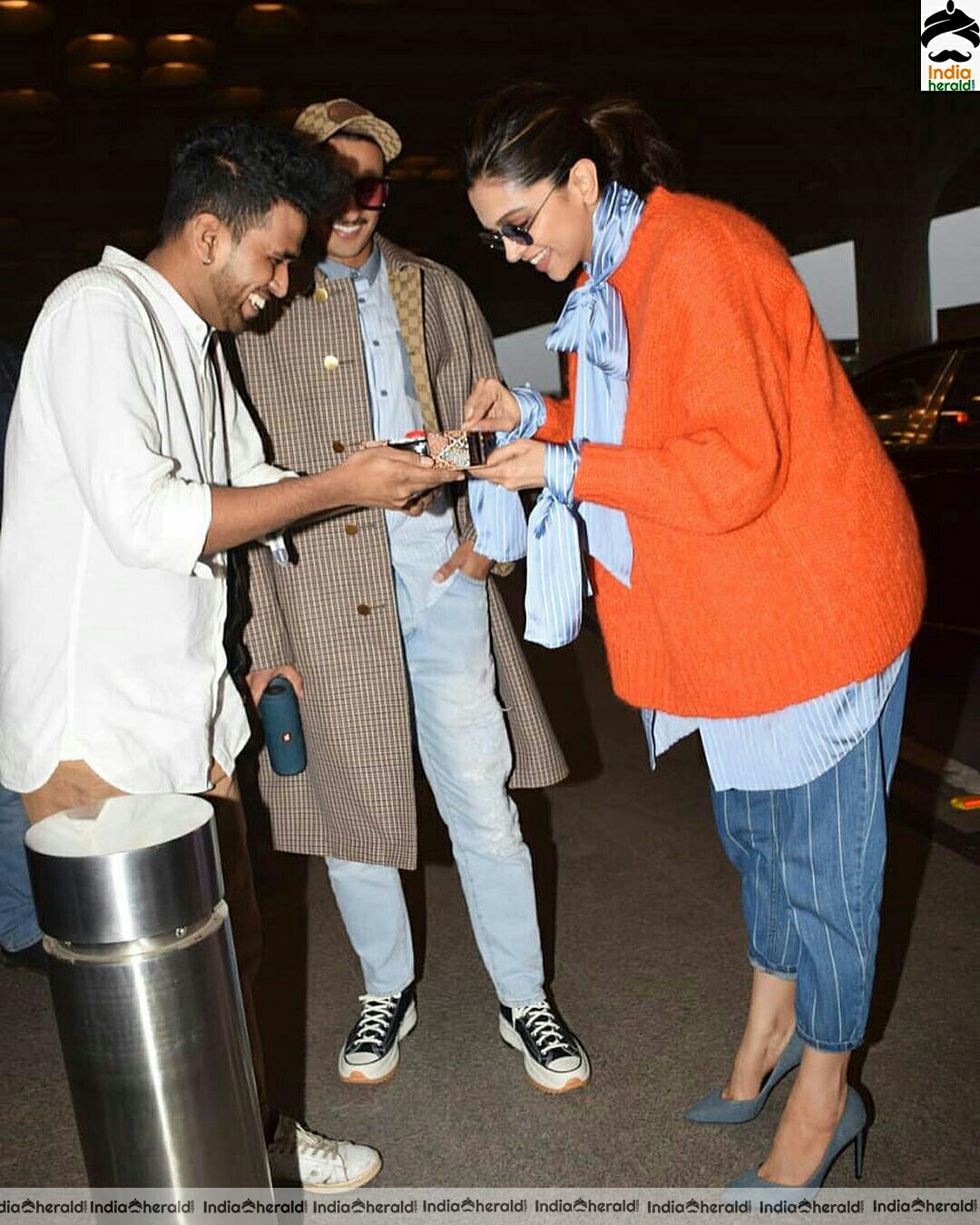 Cute Deepika padukone Cuts the Cake Brought By Photographer At Airport