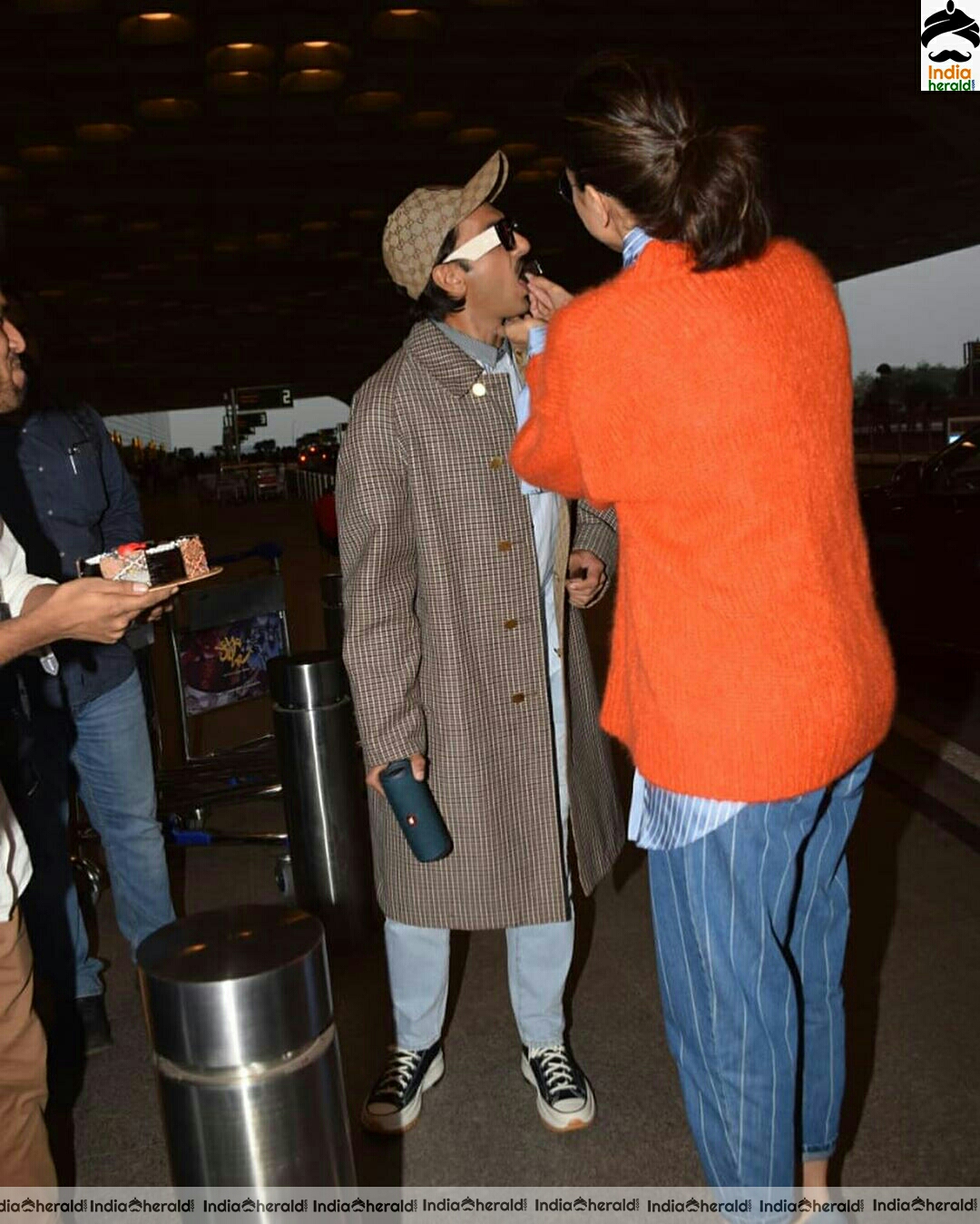 Cute Deepika padukone Cuts the Cake Brought By Photographer At Airport