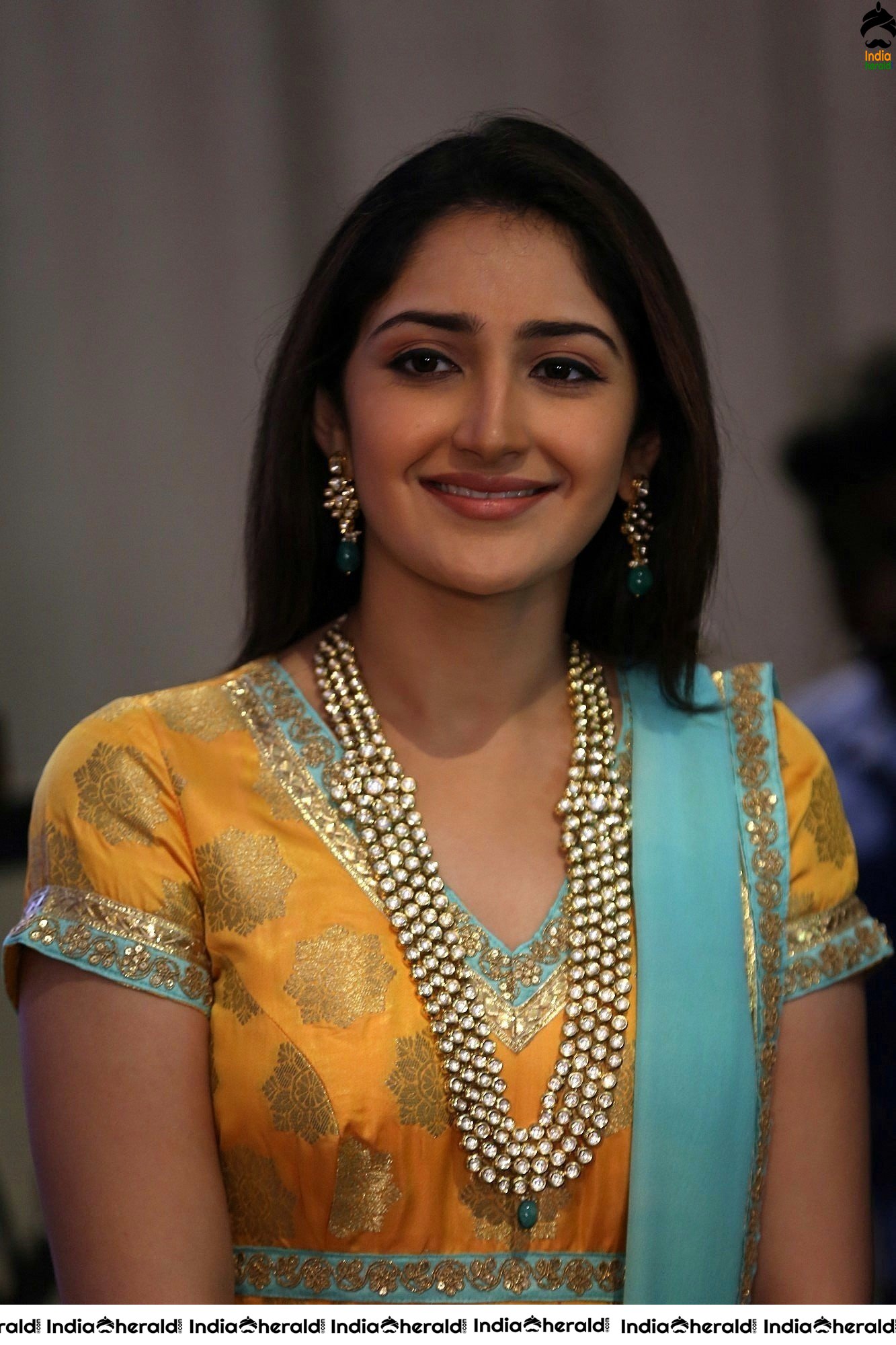 Cute Hot and Gorgeous Photos Collection of Sayyeshaa Saigal Set 1