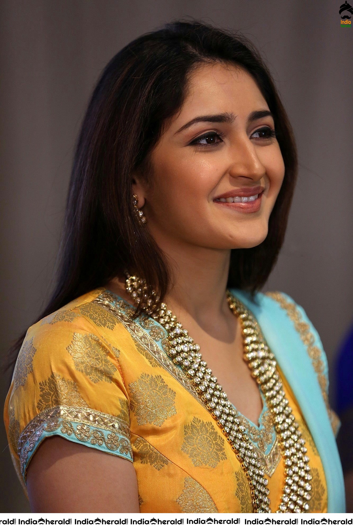Cute Hot and Gorgeous Photos Collection of Sayyeshaa Saigal Set 1
