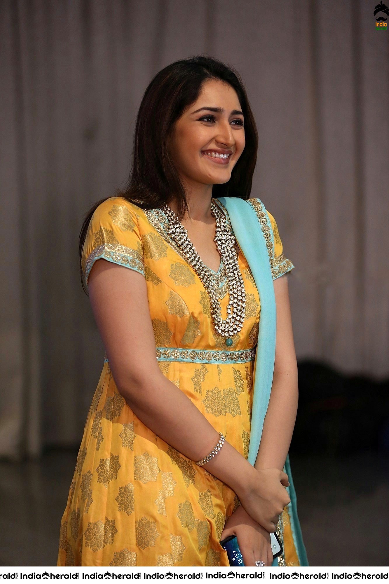 Cute Hot and Gorgeous Photos Collection of Sayyeshaa Saigal Set 1