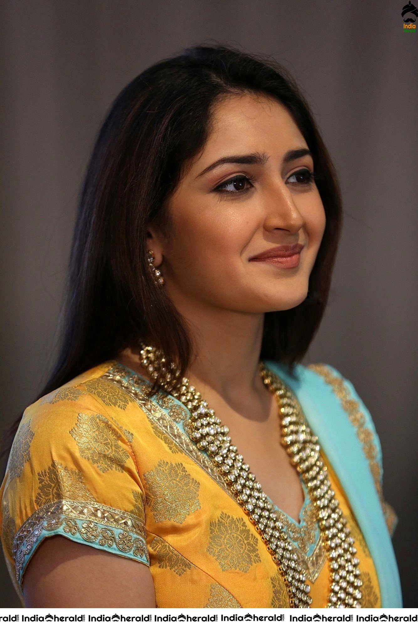 Cute Hot and Gorgeous Photos Collection of Sayyeshaa Saigal Set 1
