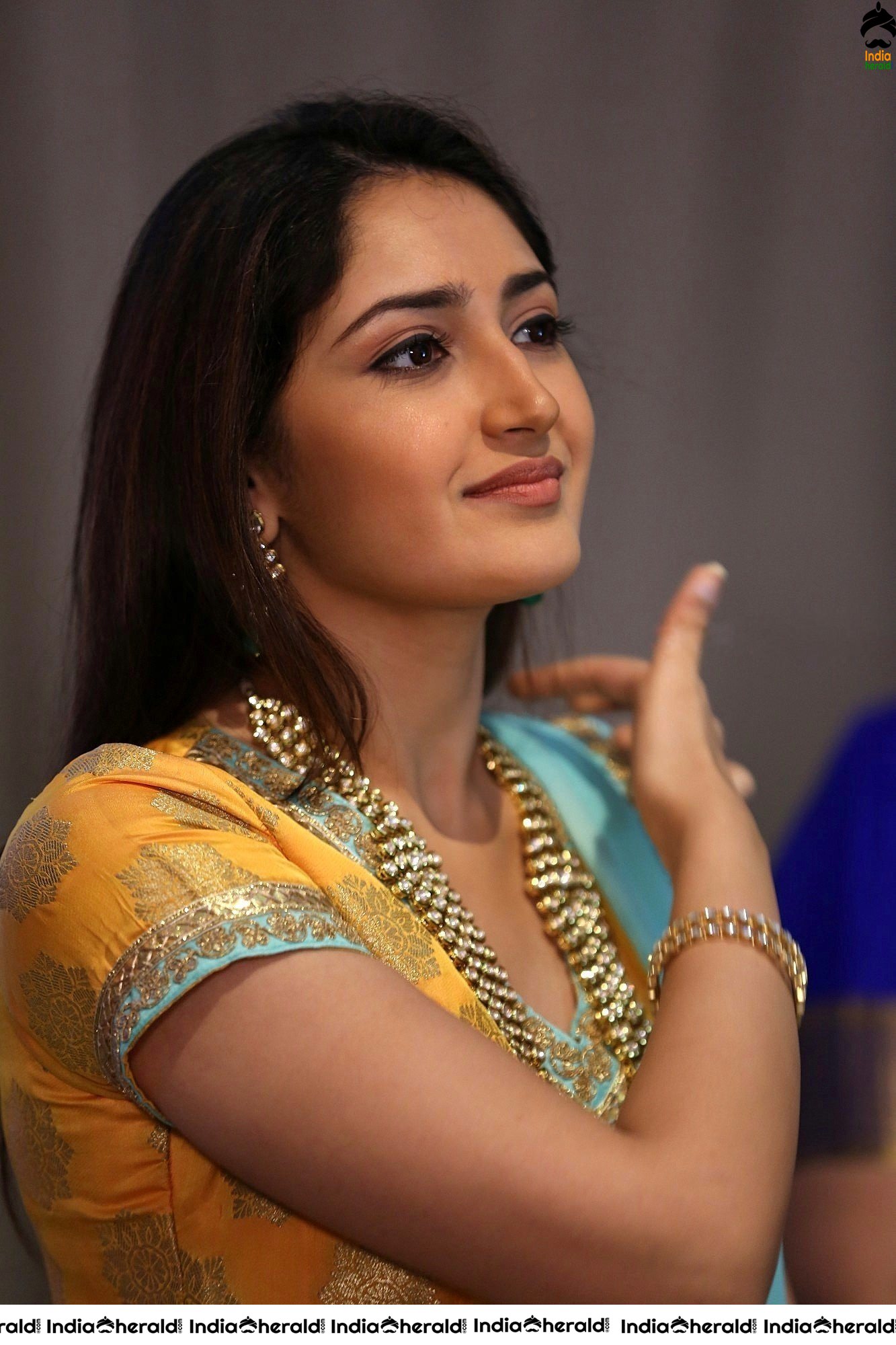 Cute Hot and Gorgeous Photos Collection of Sayyeshaa Saigal Set 1