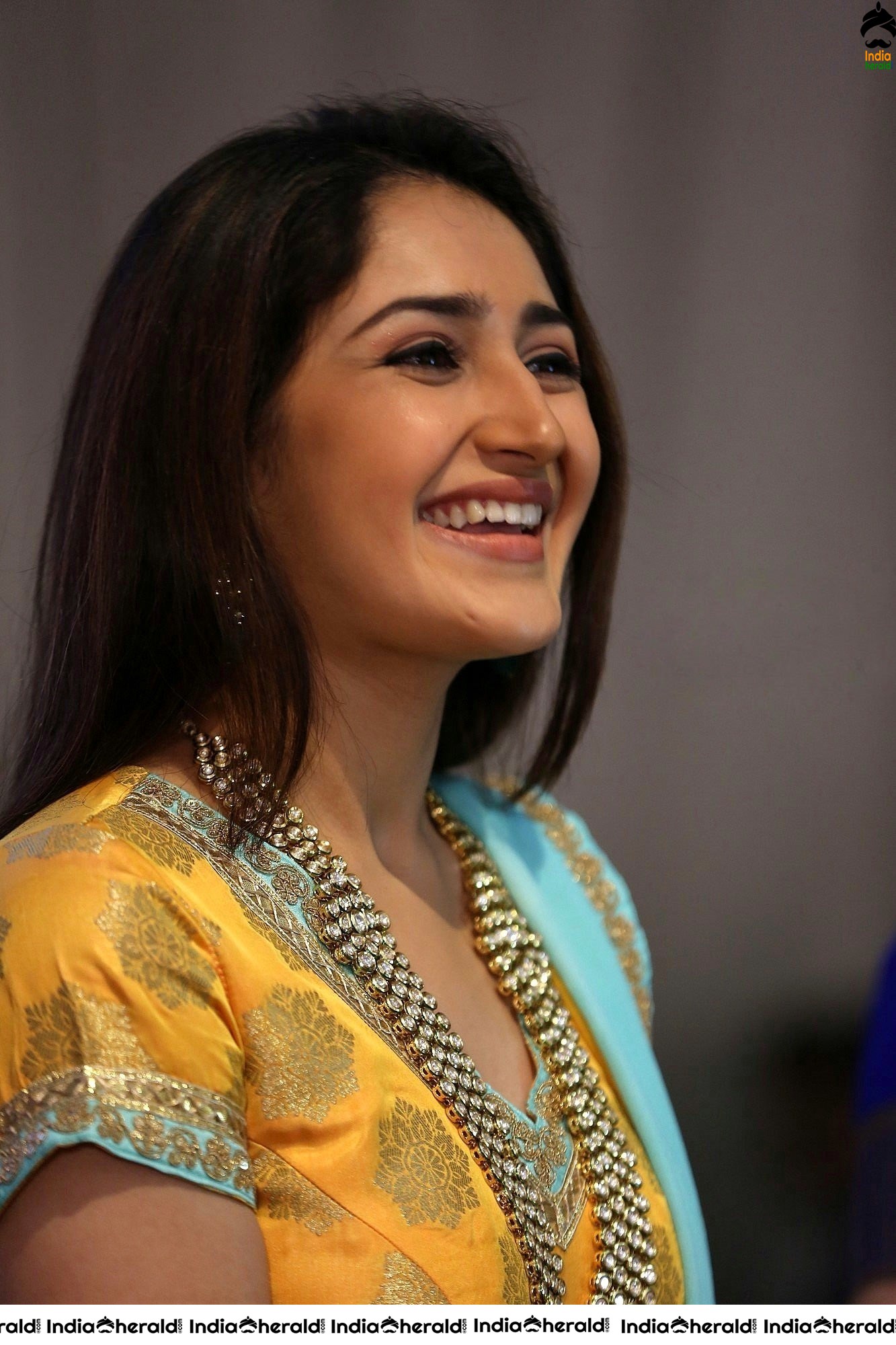 Cute Hot and Gorgeous Photos Collection of Sayyeshaa Saigal Set 1