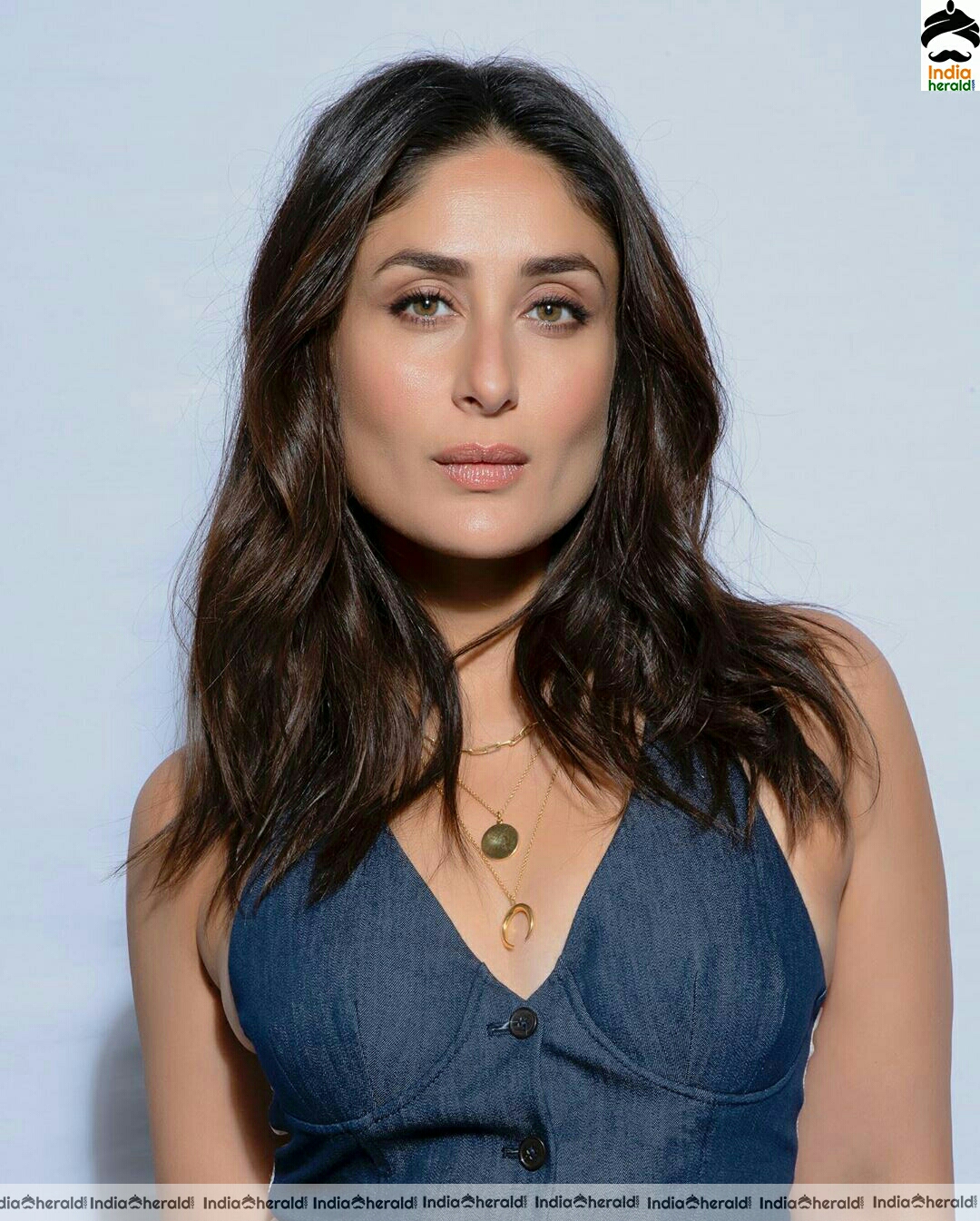 Cute Kareena kapoor In Royal Blue Frock Stills