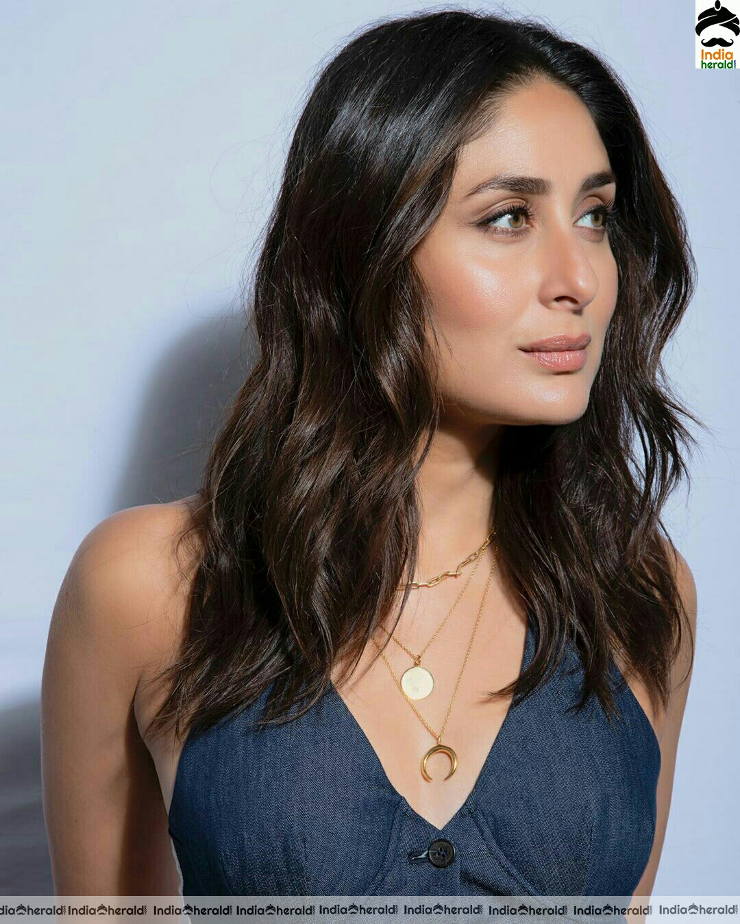 Cute Kareena kapoor In Royal Blue Frock Stills