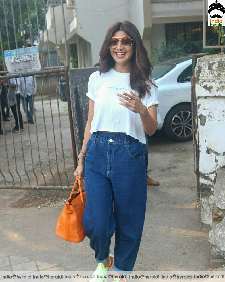 Cute Shilpa Shetty Spotted Outside Juhu