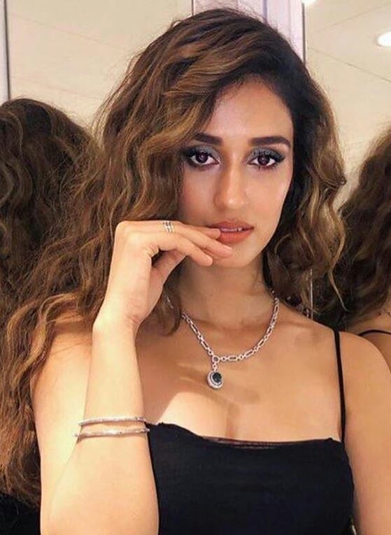 Dazzling Disha Patani Hot In Sleeveless Tight Top