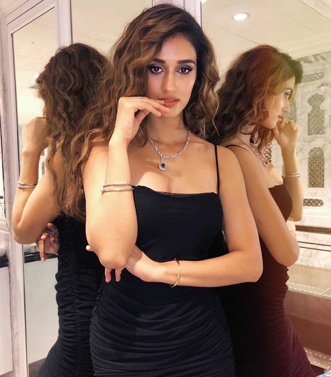 Dazzling Disha Patani Hot In Sleeveless Tight Top