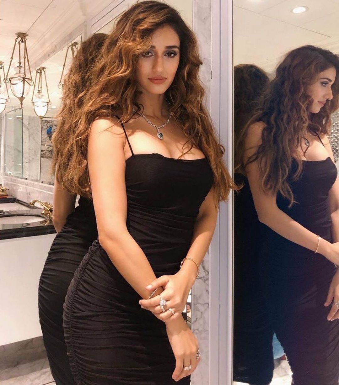 Dazzling Disha Patani Hot In Sleeveless Tight Top