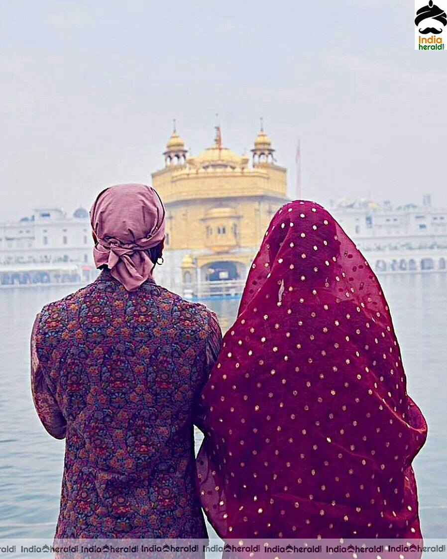 Deepika Padukone And Ranveer Singh Seek Blessings At The Golden Temple On Their 1st Marriage Anniversary Set 2