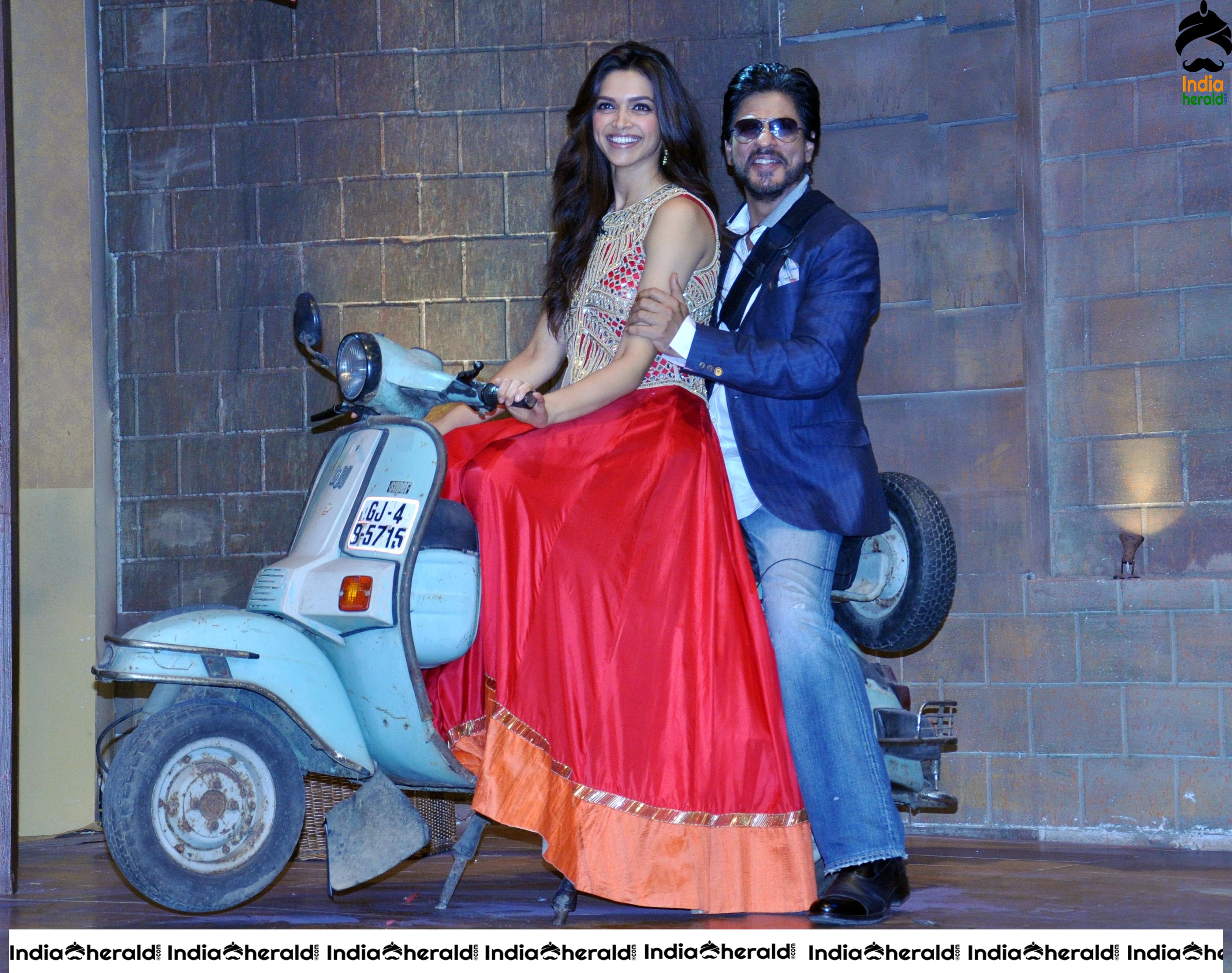 Deepika Padukone HD Cute Photos with Shah Rukh Khan