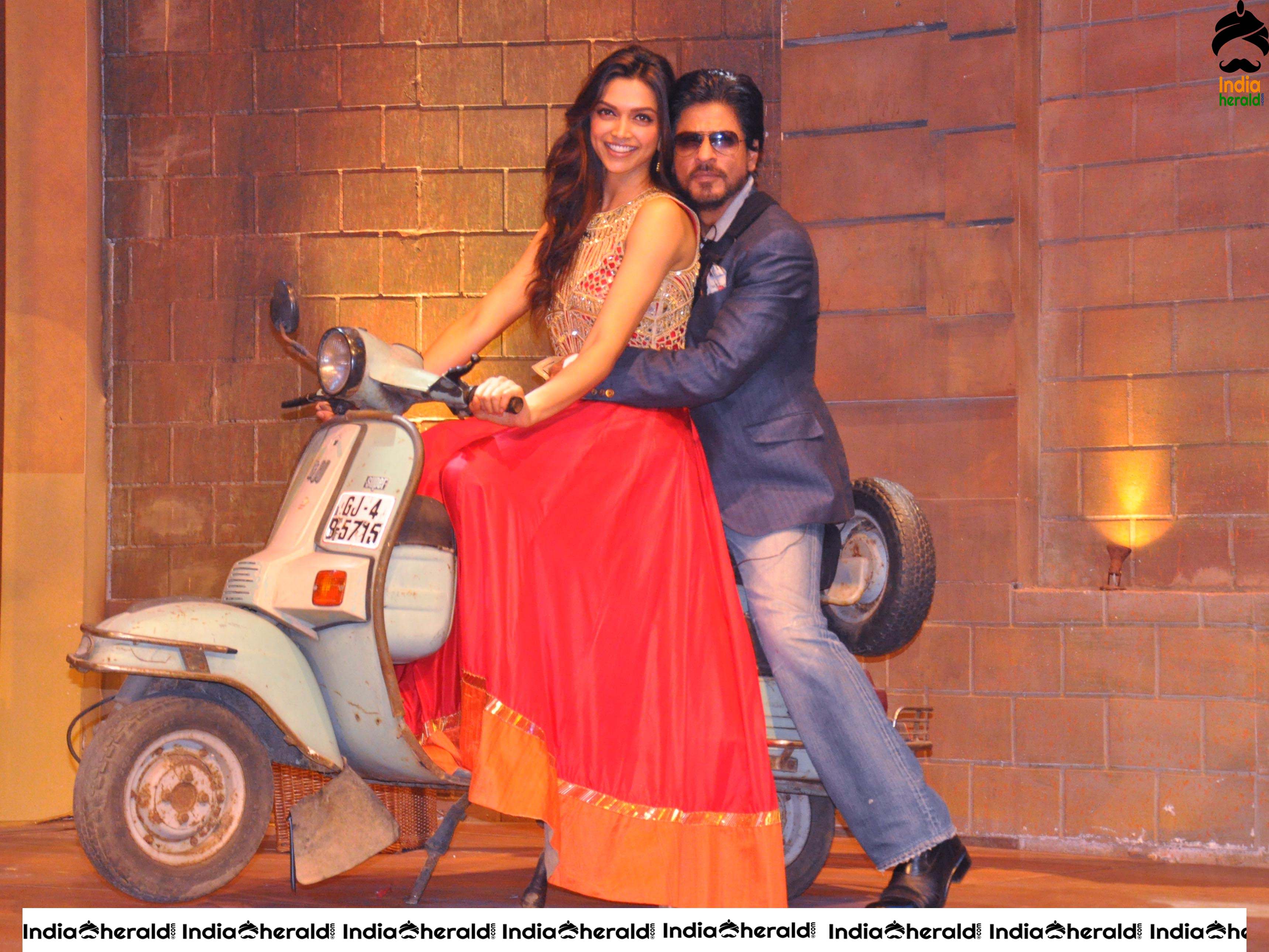 Deepika Padukone HD Cute Photos with Shah Rukh Khan
