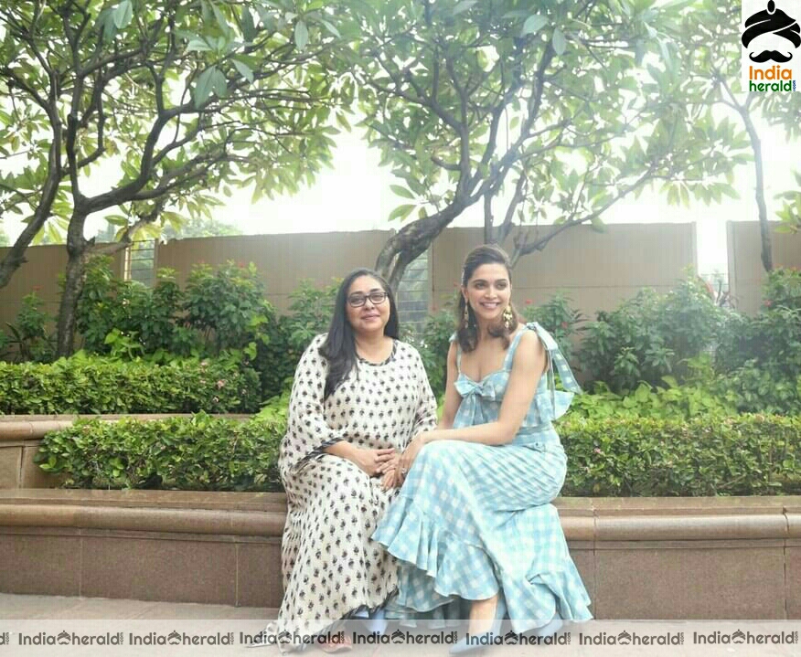 Deepika padukone Hot In Green Dress while Spotted Outside bandra
