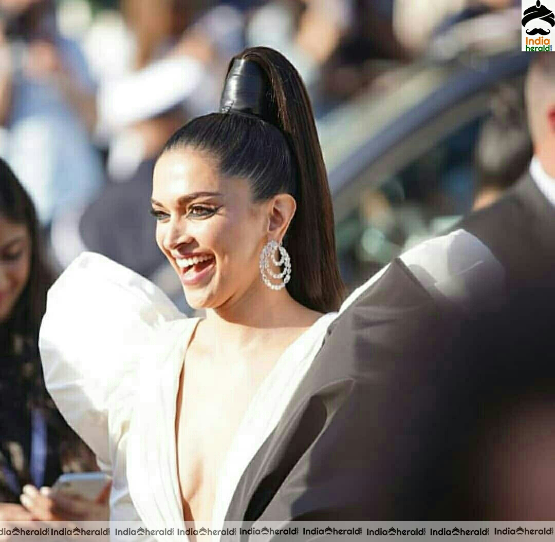 Deepika padukone In Black And White Dress At Cannes 2019