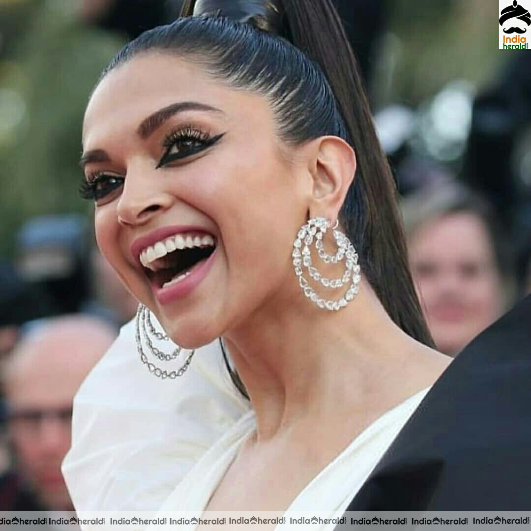 Deepika padukone In Black And White Dress At Cannes 2019