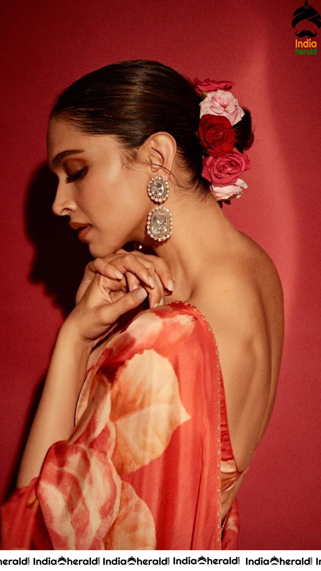 Deepika Padukone Latest Hot Photos Flaunting her Back in Saree