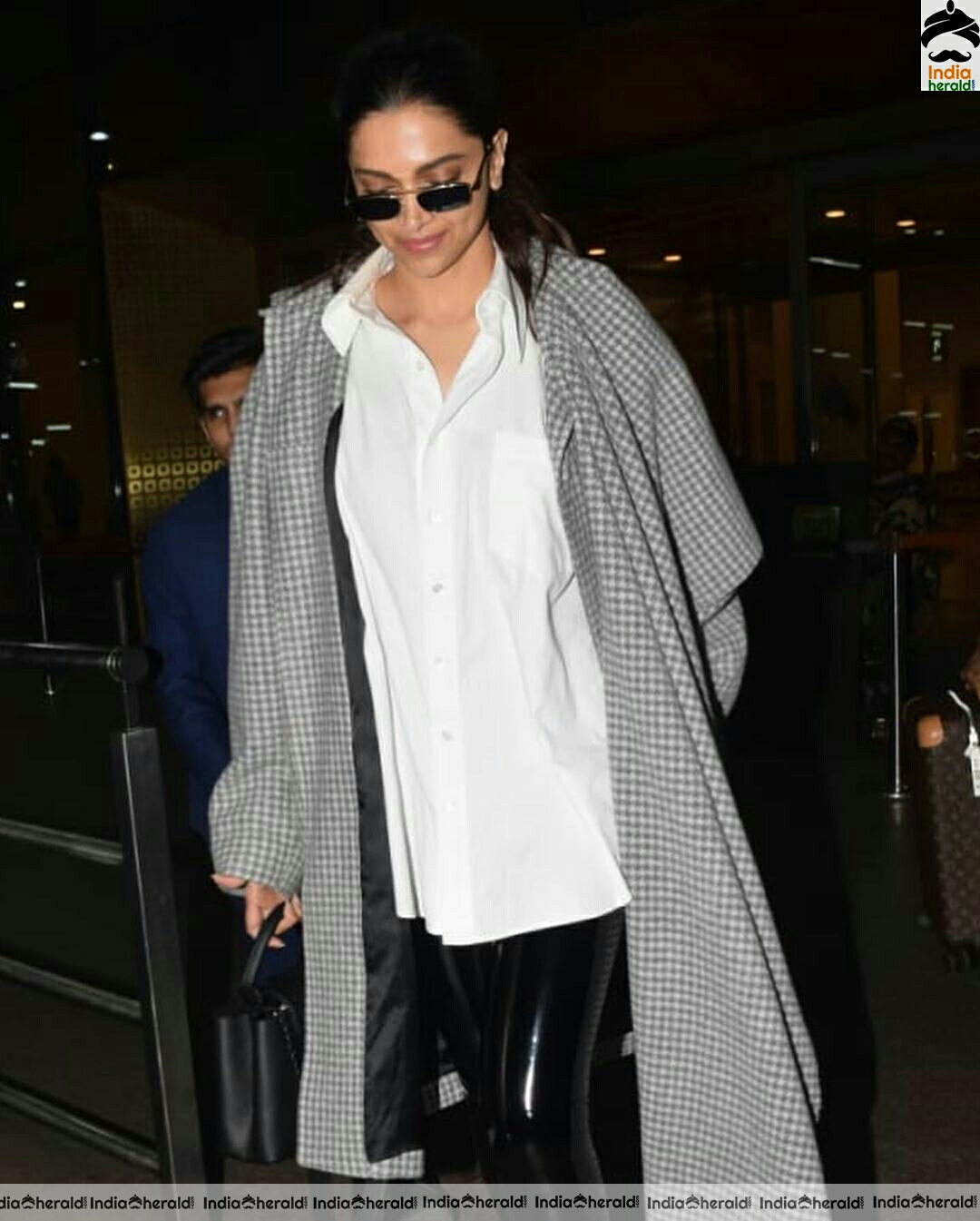 Deepika Padukone Spotted At Mumbai Airport Stills