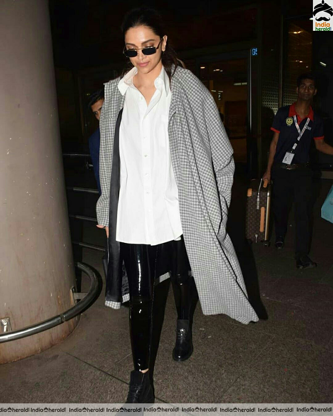 Deepika Padukone Spotted At Mumbai Airport Stills