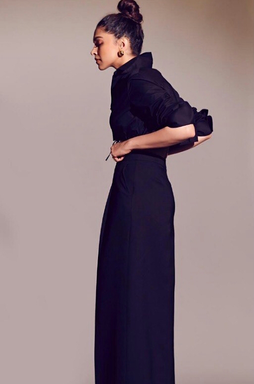 Deepika Waist Line Revealing Photo Shoot In Black