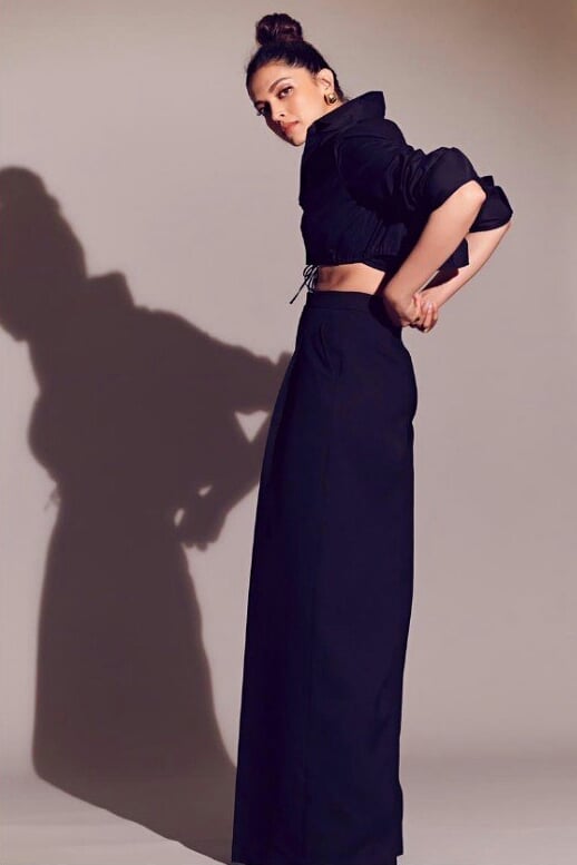 Deepika Waist Line Revealing Photo Shoot In Black