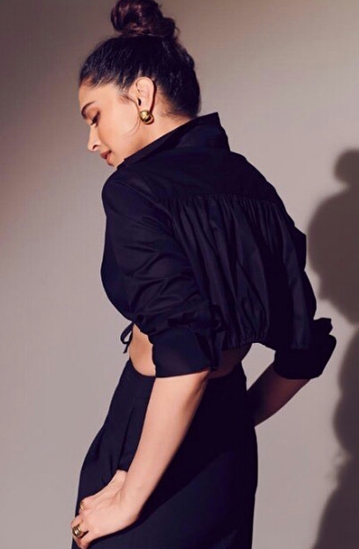 Deepika Waist Line Revealing Photo Shoot In Black