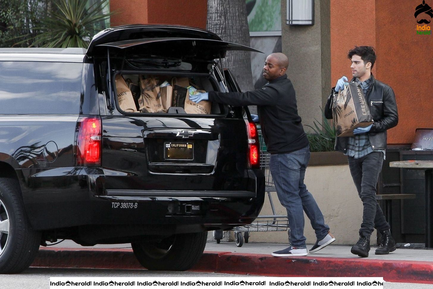 Demi Lovato Wears a Corona Virus mask as she shops at Erewhon in Los Angeles