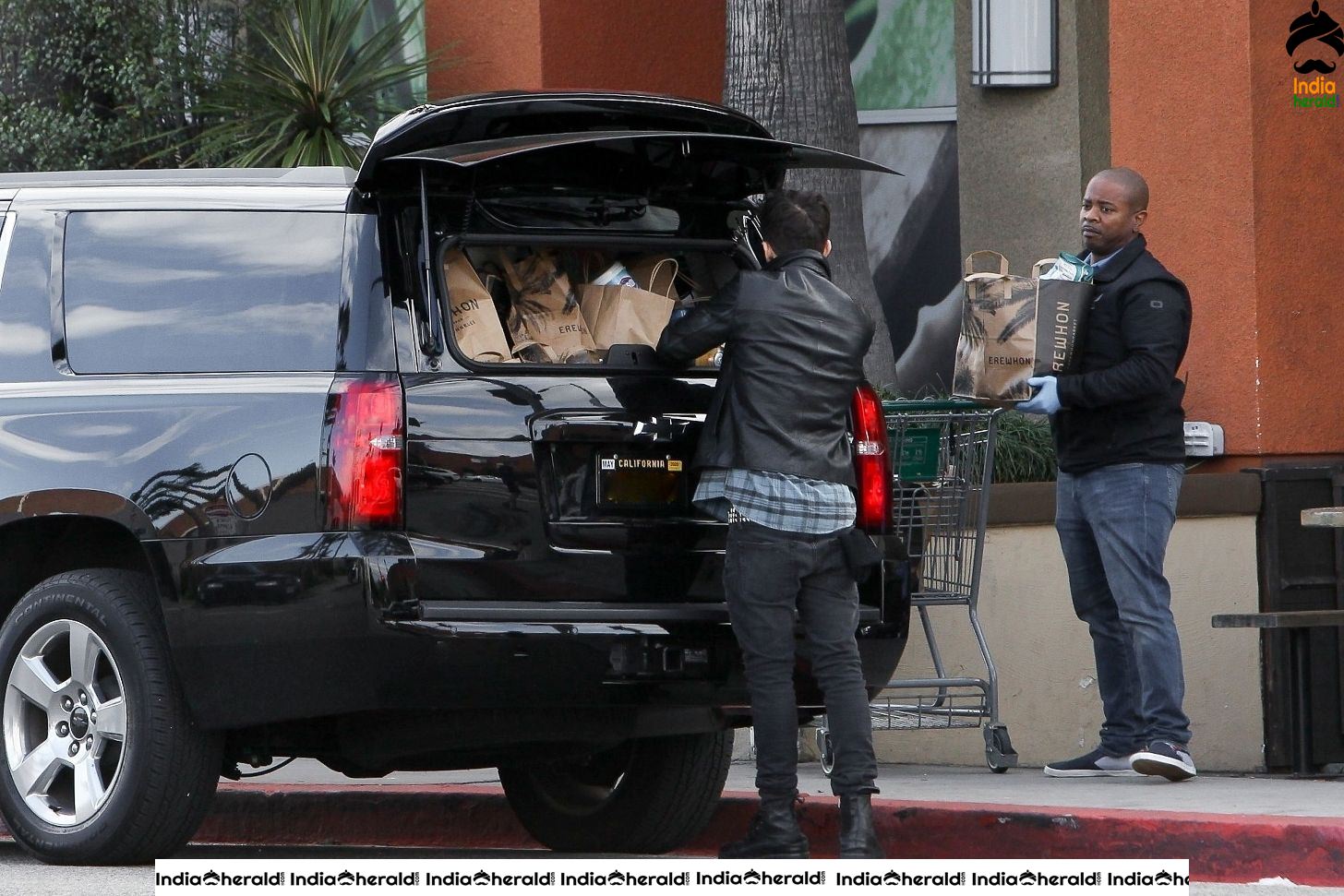 Demi Lovato Wears a Corona Virus mask as she shops at Erewhon in Los Angeles