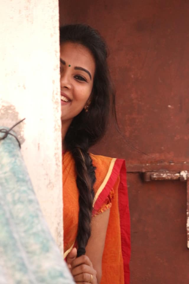 Dhivya Duraisamy Latest Hot Photos in Saree