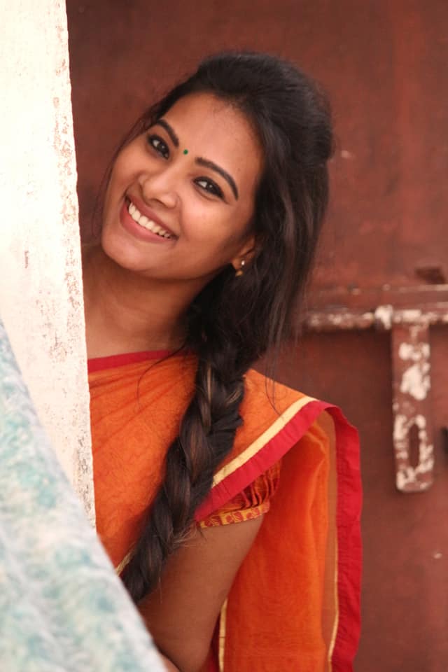 Dhivya Duraisamy Latest Hot Photos in Saree