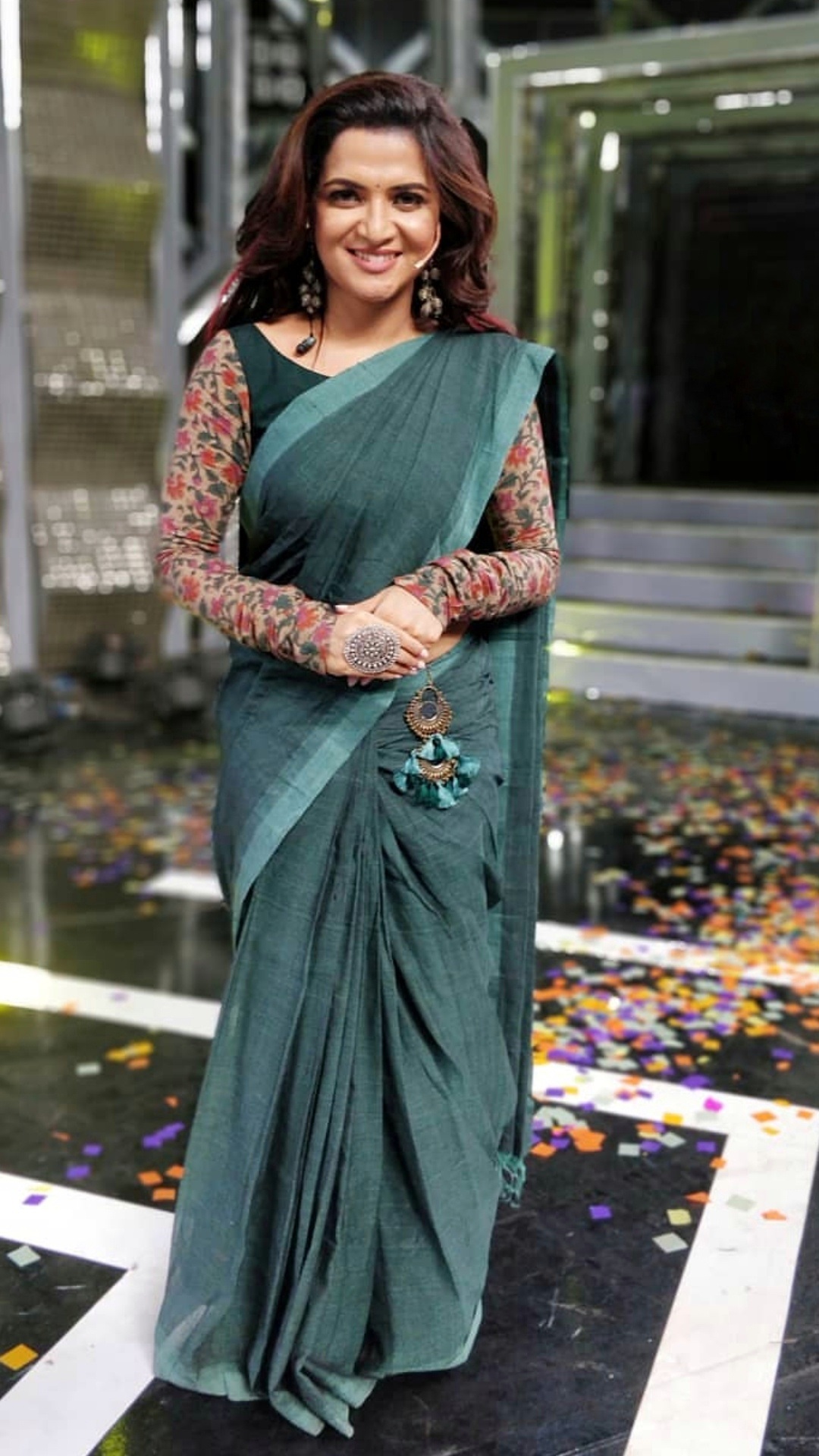 Dhivyadharshini Aka DD Latest Sexy Photos In Saree