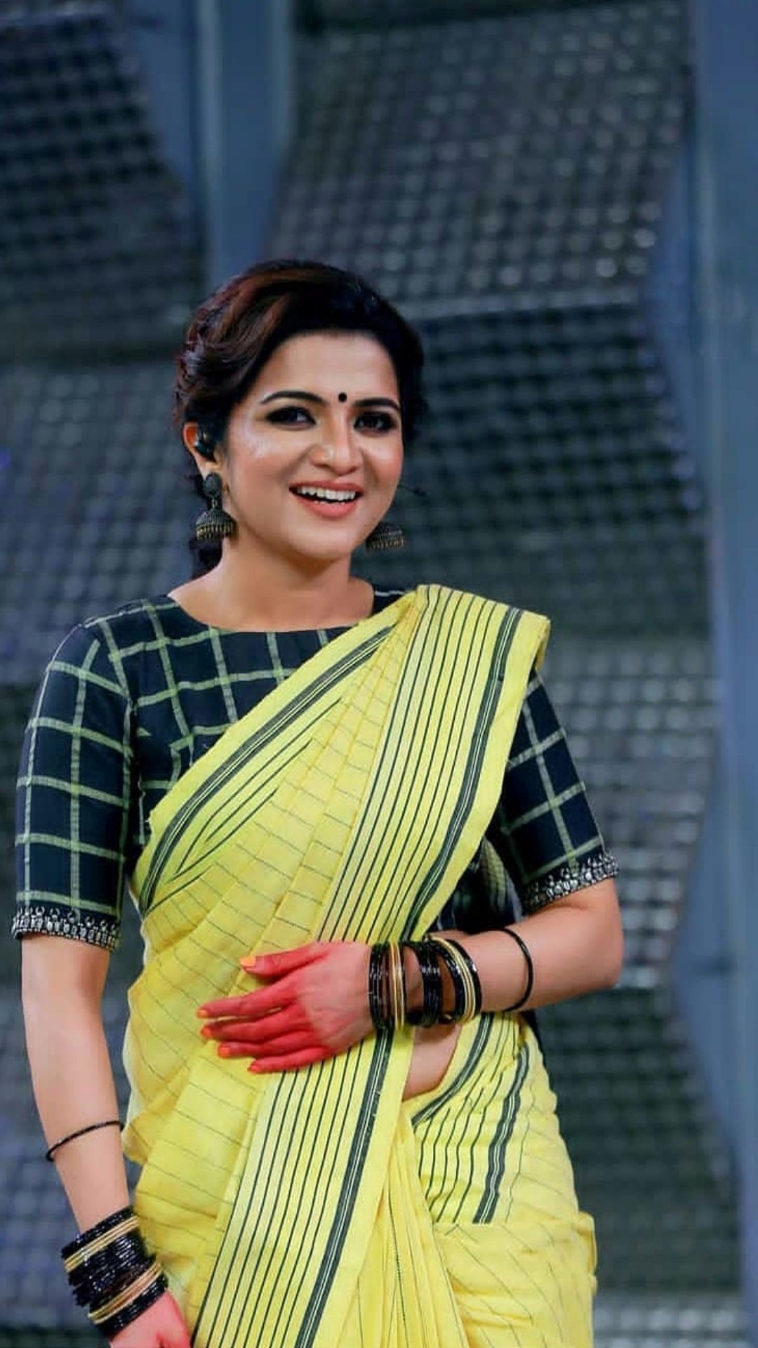 Dhivyadharshini Aka DD Latest Sexy Photos In Saree