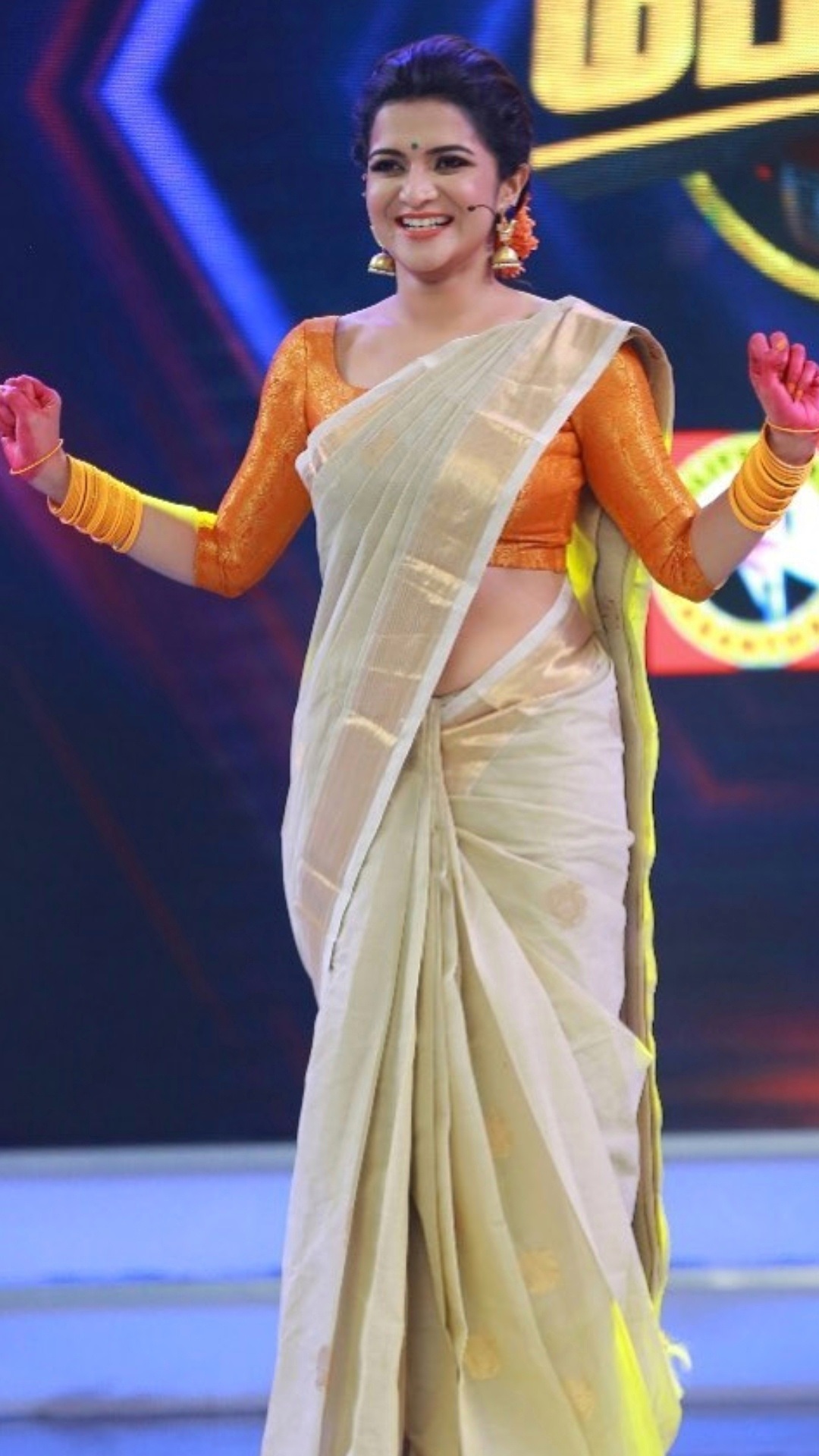 Dhivyadharshini Aka DD Latest Sexy Photos In Saree