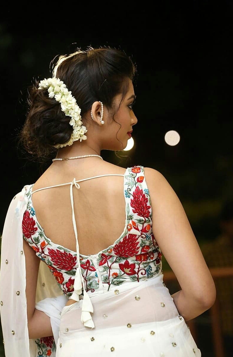 Digangana Suryaranshi Hot In White Transparent Saree And Sleeveless Blouse