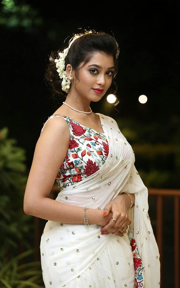 Digangana Suryaranshi Hot In White Transparent Saree And Sleeveless Blouse