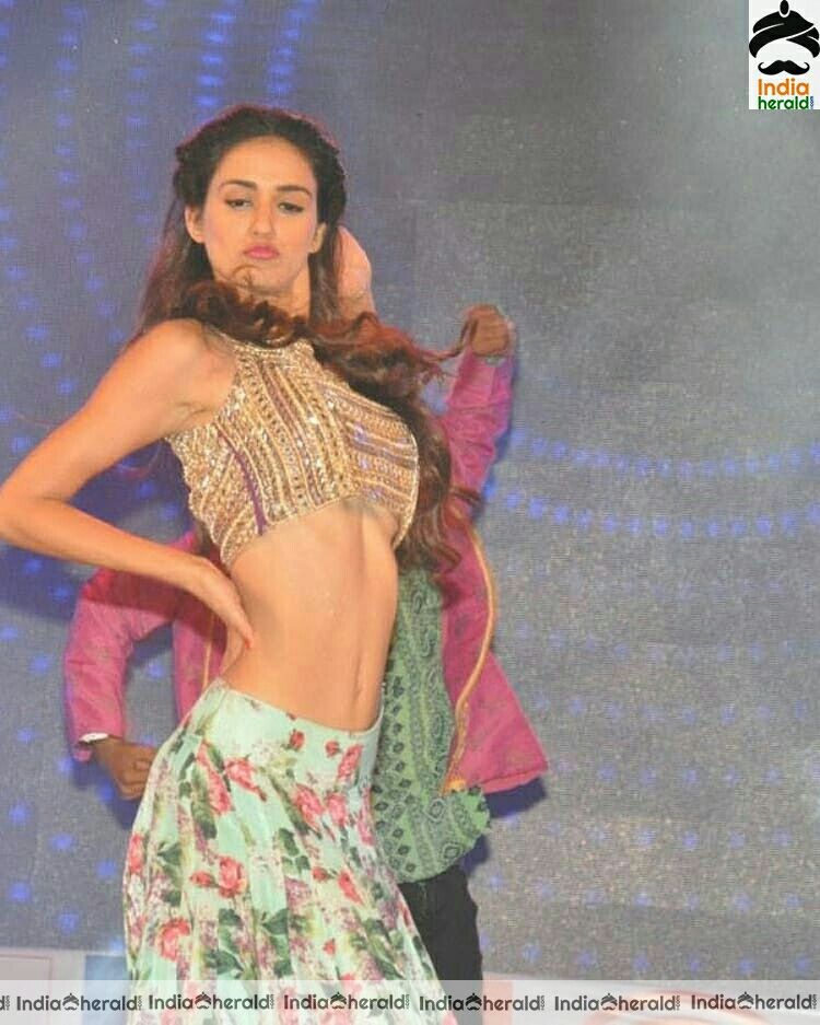 Disha flaunting her tempting slim belly on the stage
