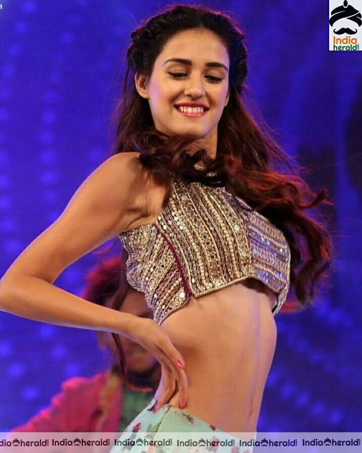 Disha flaunting her tempting slim belly on the stage