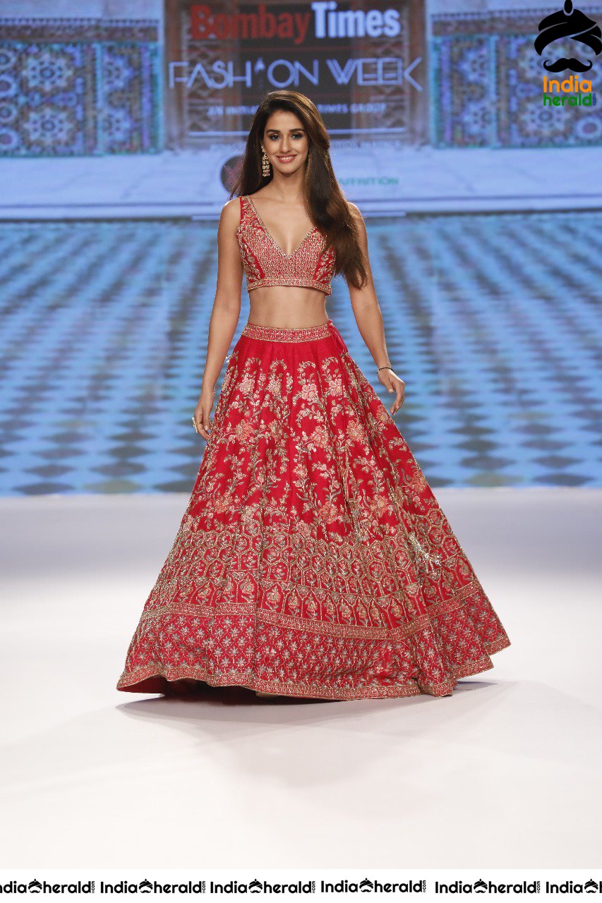 Disha Patani Shows Her Sexy Slender Belly While Walking The Ramp At Fashion Week