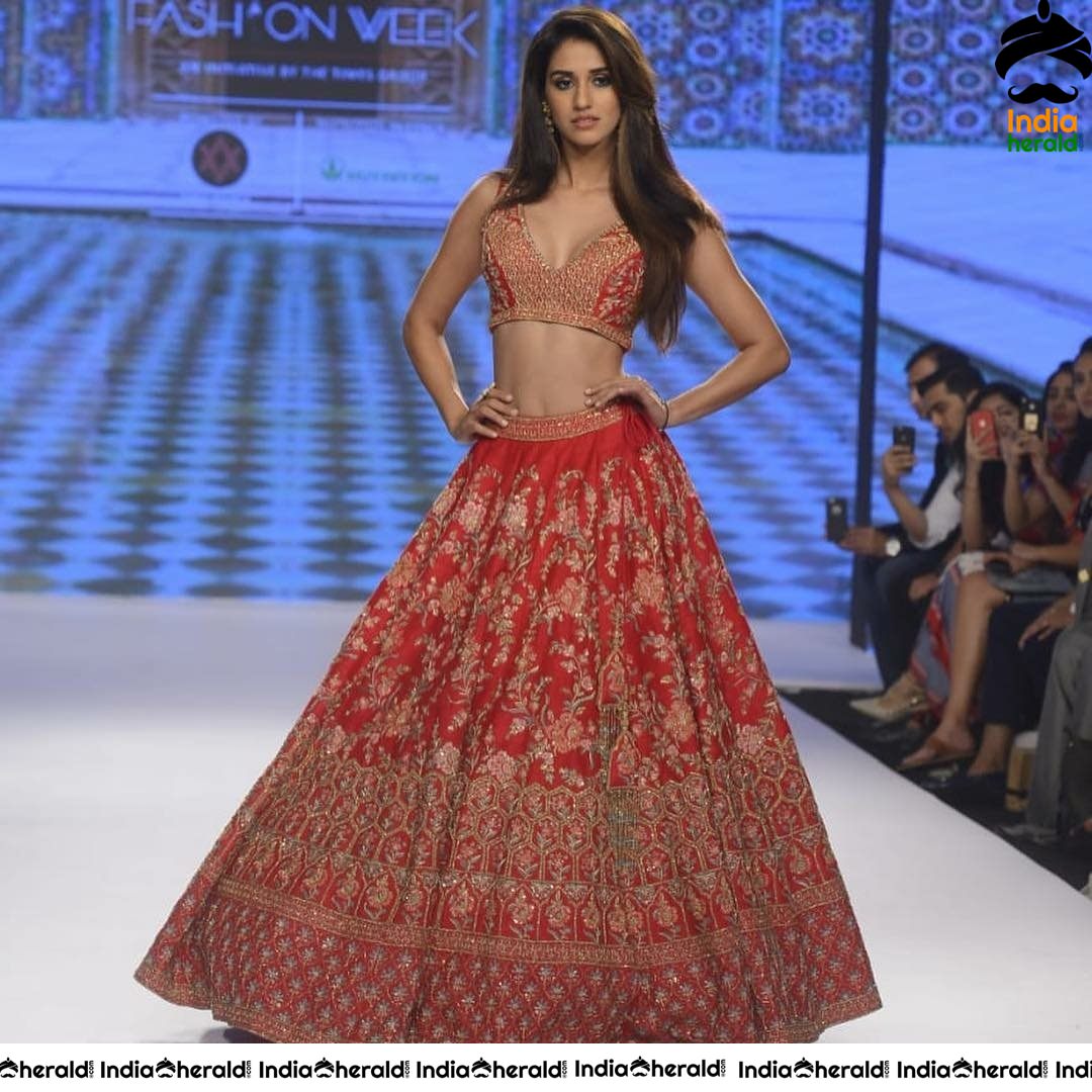 Disha Patani Shows Her Sexy Slender Belly While Walking The Ramp At Fashion Week