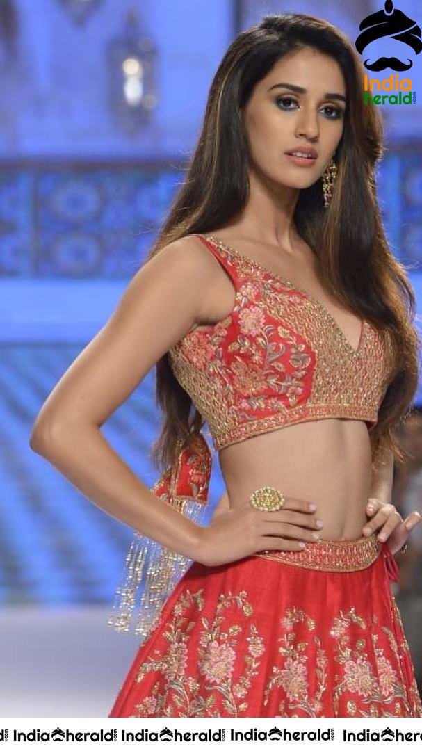 Disha Patani Shows Her Sexy Slender Belly While Walking The Ramp At Fashion Week