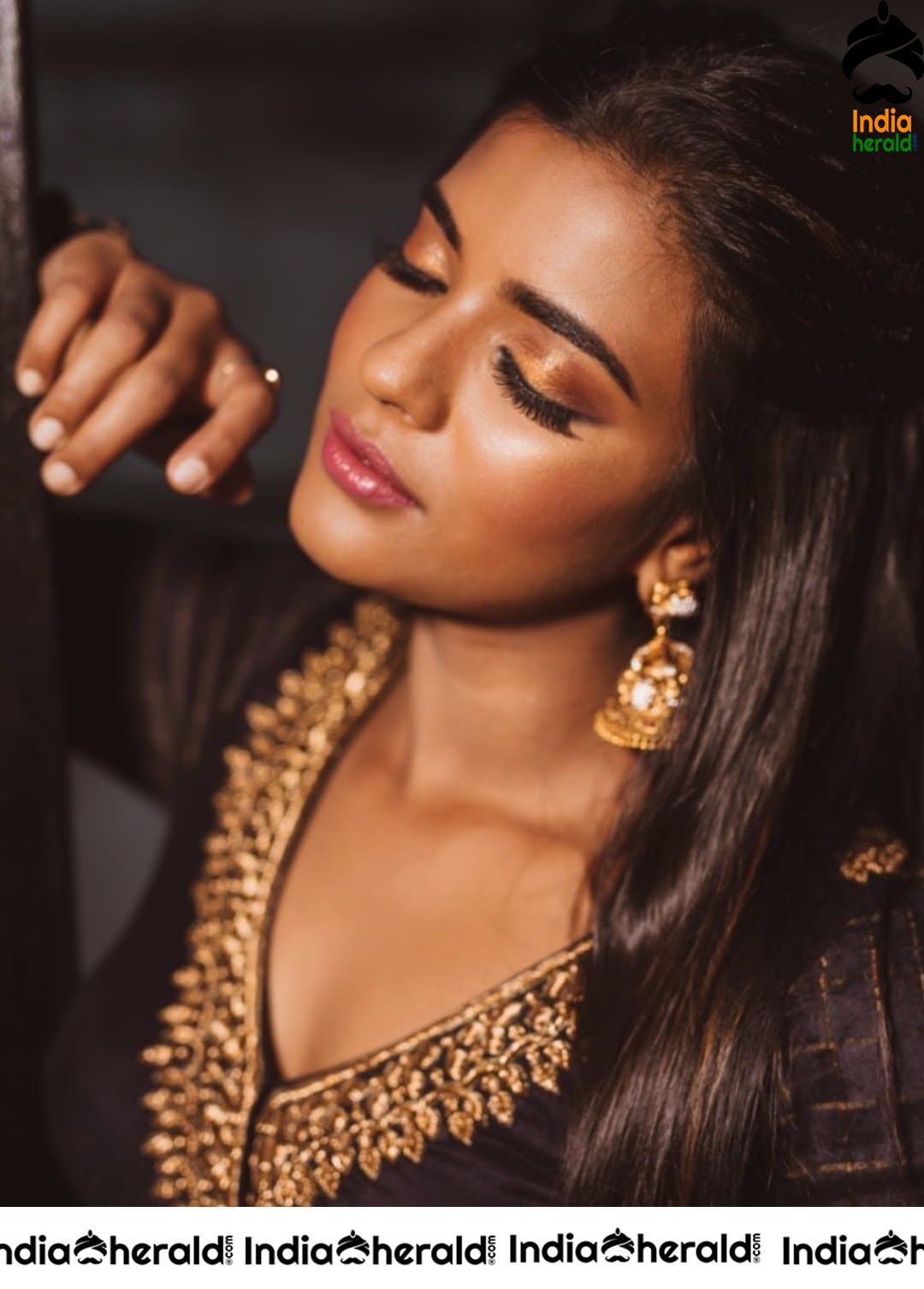 Dusky Babe Aishwarya Rajesh Latest Photoshoot