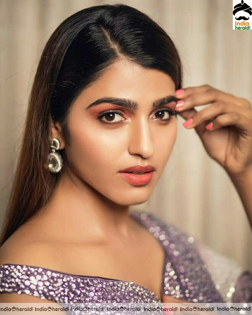 Dusky Babe Dhansika looking like a Hot Diva