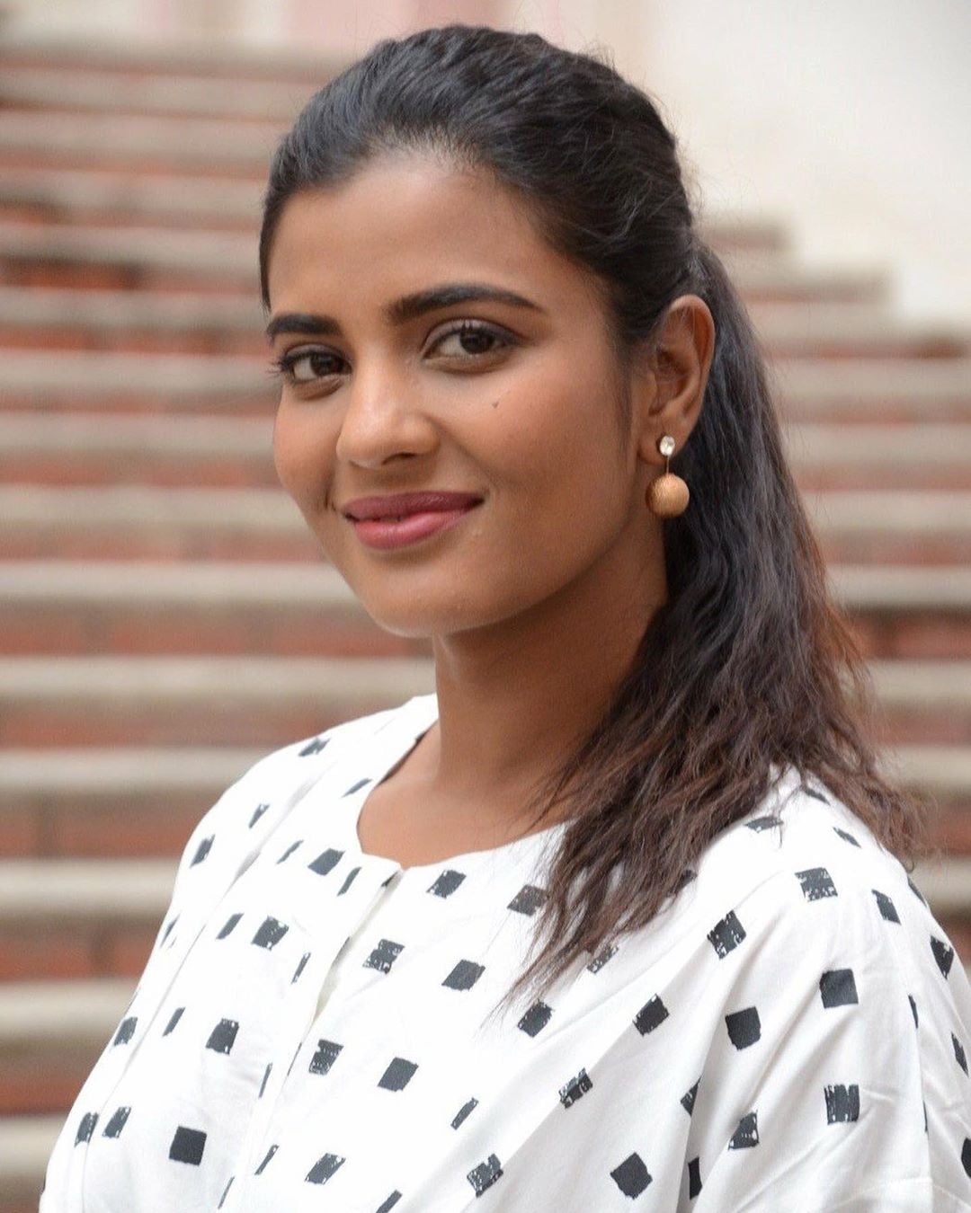 Dusky Beauty Aishwarya Rajesh In Polka Dots Attire