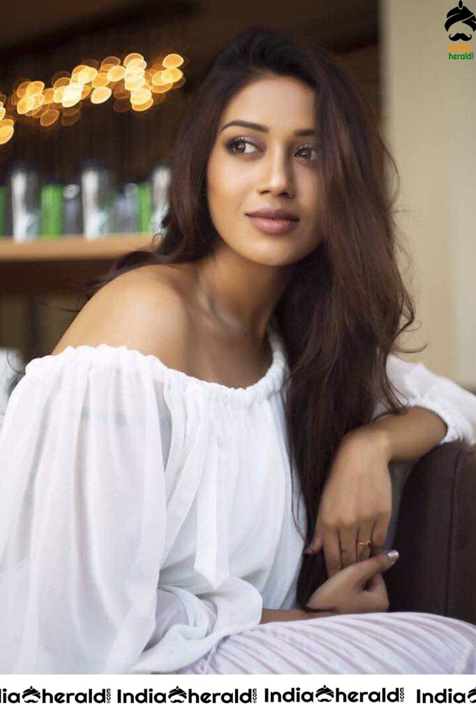 Dusky Beauty Nivetha Pethuraj Hot and Tempting Photos Set 2